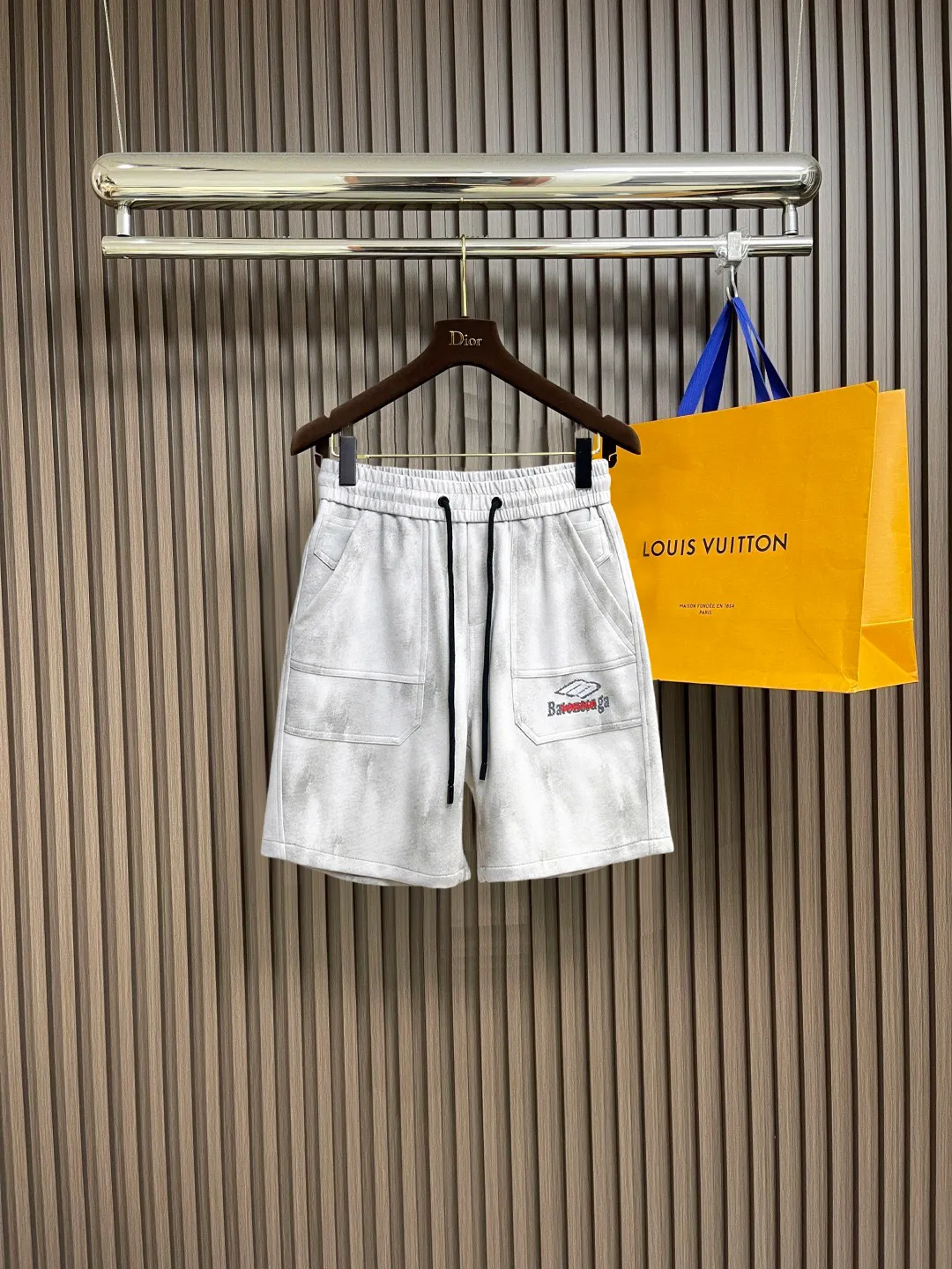 Balenciaga's three-standard complete 2026 summer New Arrival men's casual shorts, advanced custom-made Breathable fabric, Breathable fabric, extremely stretchy and comfortable, impeccable details, top-grade accessories, original logo design concept, delicate and soft feel! The upper body fit is awesome! Size: M-XXXL Please state your height and weight when ordering